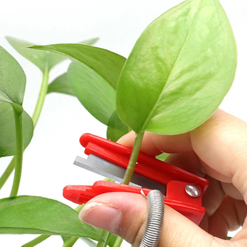 Fruit Vegetable Picking Tool; Thumb Knife Separator for Safe Harvesting in Farm Gardens and Orchards.