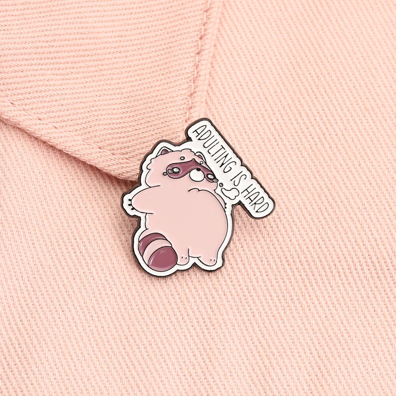 Adulthood Is Hard Emaille Pin Plump Pink Niedlicher Waschbär Erwachsene Angst Brosche Revers Abzeichen Schmuck Geschenk für Freunde