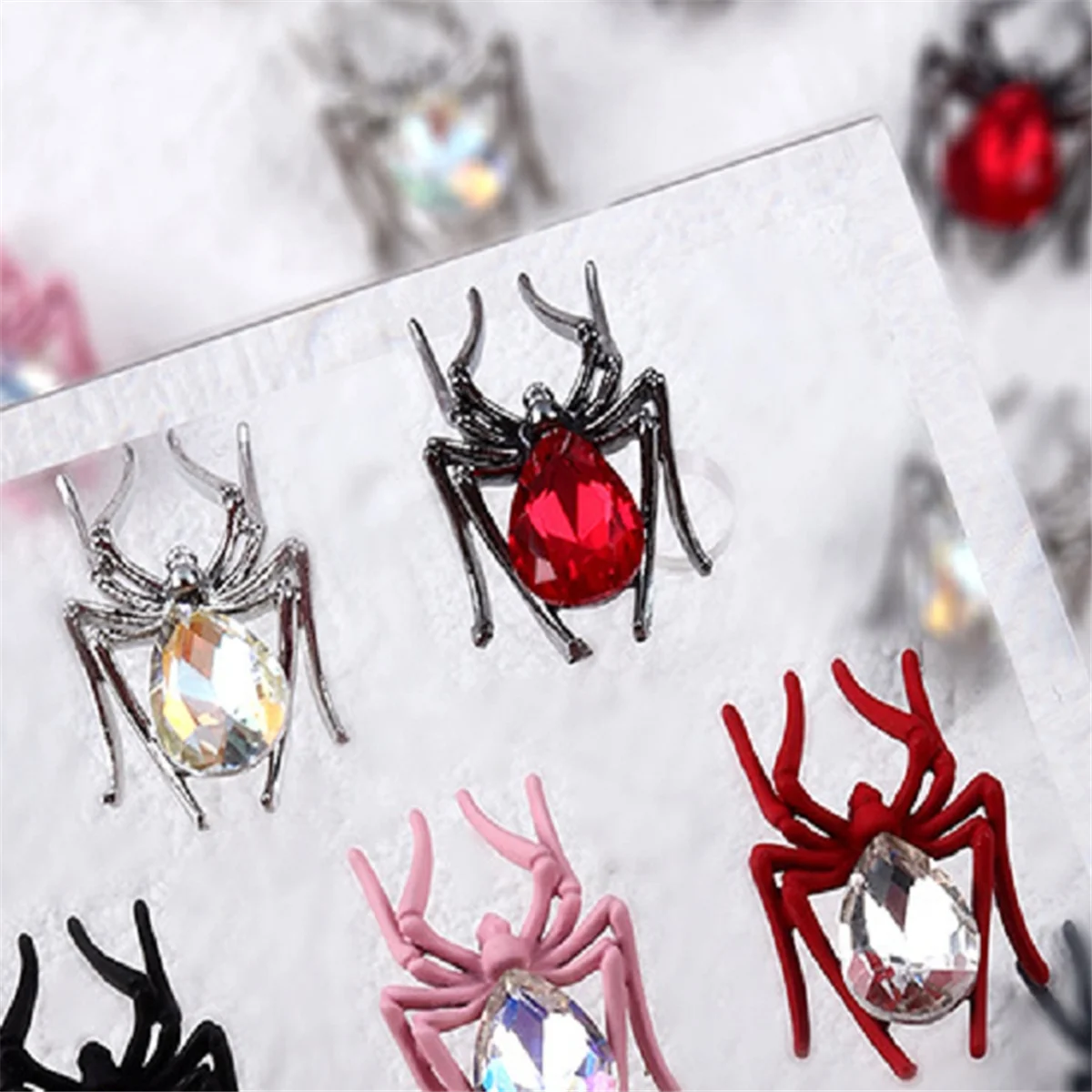 A71P المنتج النهائي الحلي العنكبوتية الرجعية سبيكة رصع مانيكير الديكور المعدني الأسود والأحمر