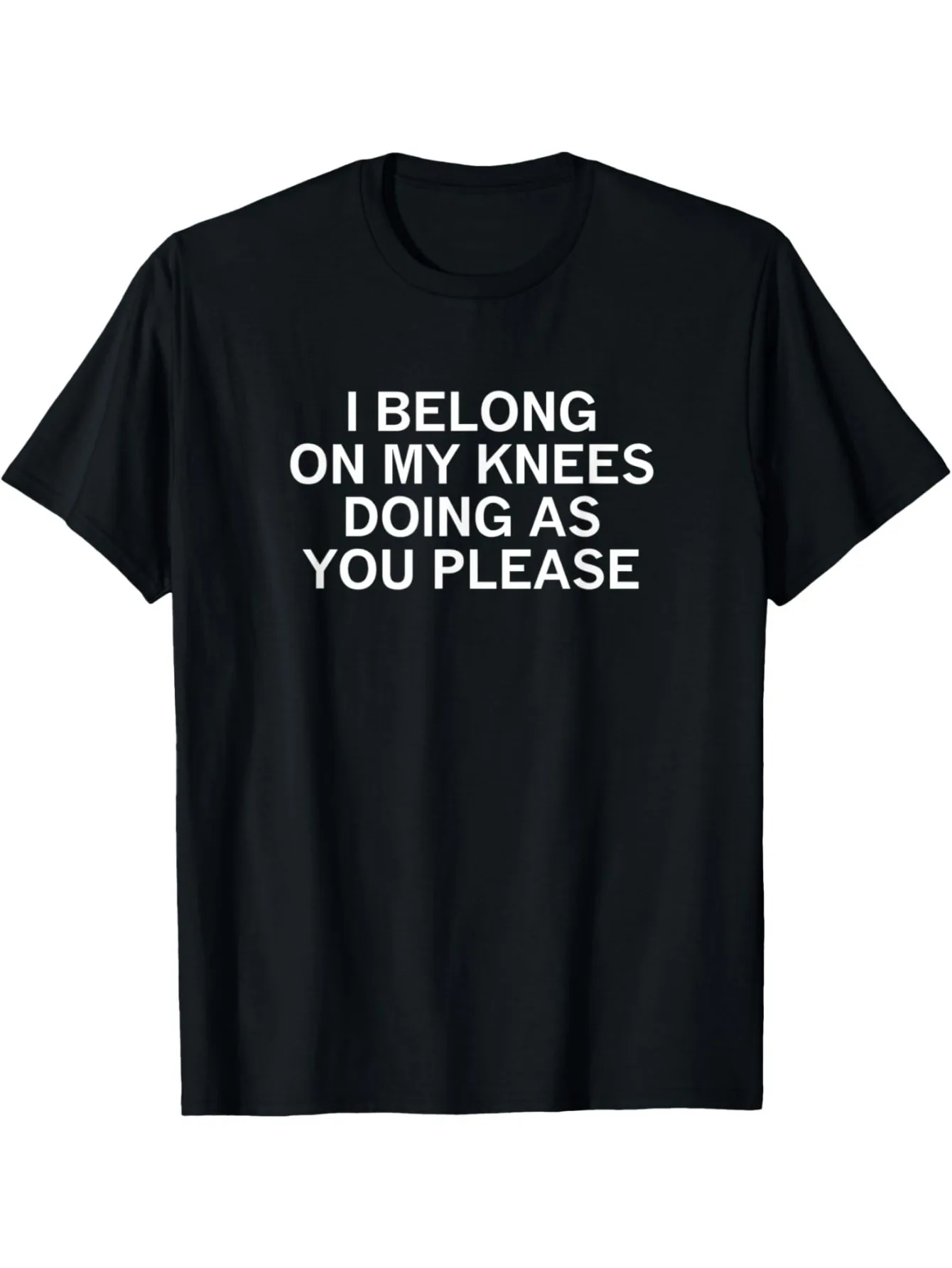 T-shirt graphique drôle pour hommes avec la phrase « I Belong On My Knees Doing As YouJoke », sarcastique, décontracté, col rond, noir avec inscription blanche.