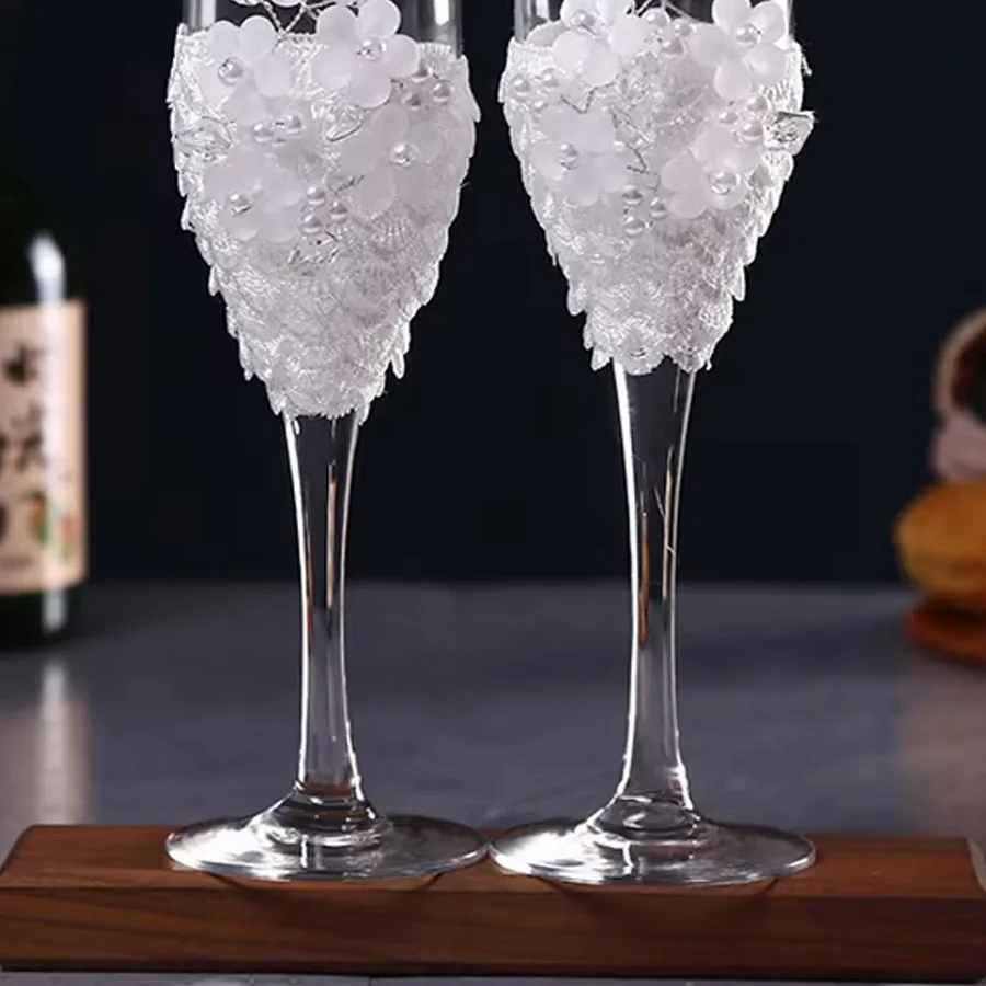 A pair of wedding champagne glasses, creative pearl decoration with white flower wine glasses, wedding season supplies
