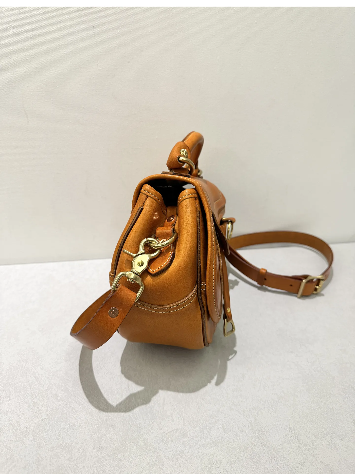 Handgefertigte, hochwertige Damen-Satteltasche aus erstklassigem Rindsleder für den täglichen Gebrauch, luxuriöse Schultertasche aus echtem Leder für Reisen. – Detail 12