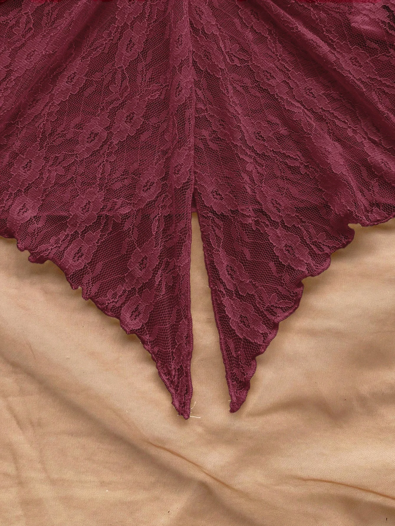 يرتدي السيدة ملابسًا أنيقة مكشوفة الكتفين مع قمة عميقة وتنورة متوسطة الطول. #6