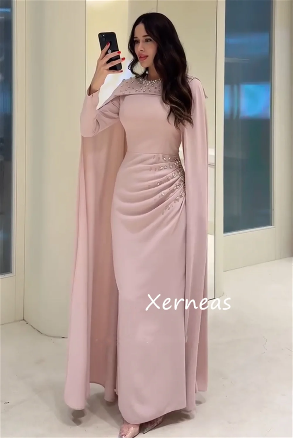 تخصيص عالية الجودة جيرسي الطية مطرزة مستقيم مغرفة الرقبة فساتين طويلة مخصصة أحجام المناسبات المتاحة