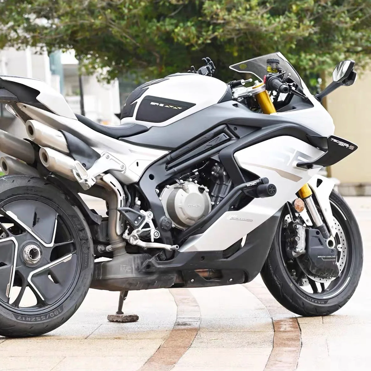 المصد الأمامي للدراجة النارية المضاد للسقوط مع المدمج في رأس الربيع شريط تنافسي شريط مستقيم مناسب لـ CFMOTO 750SR 2025 2026