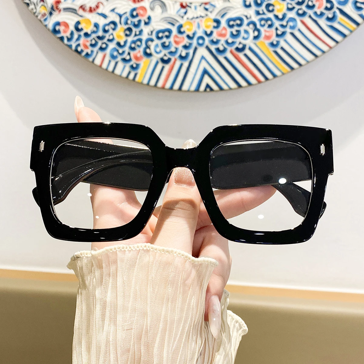 1 Pair of Women's Large Black Square Fashion Glasses with Thick Frames, Avant-Garde and Eye-Catching Trendy Versatile Women's Non-Prescription Glasses, Suitable for Styling, Photoshoots, Trendy Gatherings, and Check-In