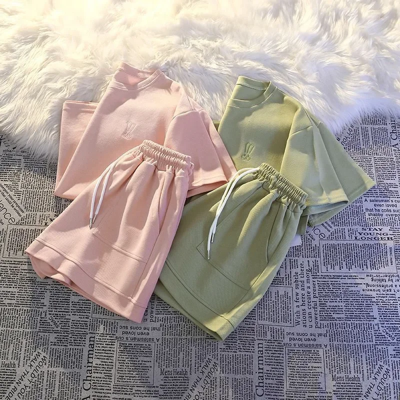 طقم شورت صيفي كاجوال مطرز بأكمام قصيرة للنساء طقم رياضي مريح مكون من قطعتين ملابس خارجية بيضاء #1