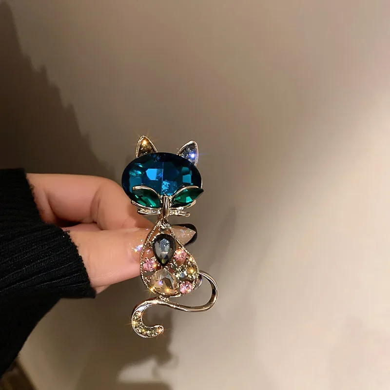 Rhinestone Cat Brooch Women Cute Animal Backpack Badge Funny Kitten Pin Fashion Crystal Animal Corsage Accessories Lapel Pins