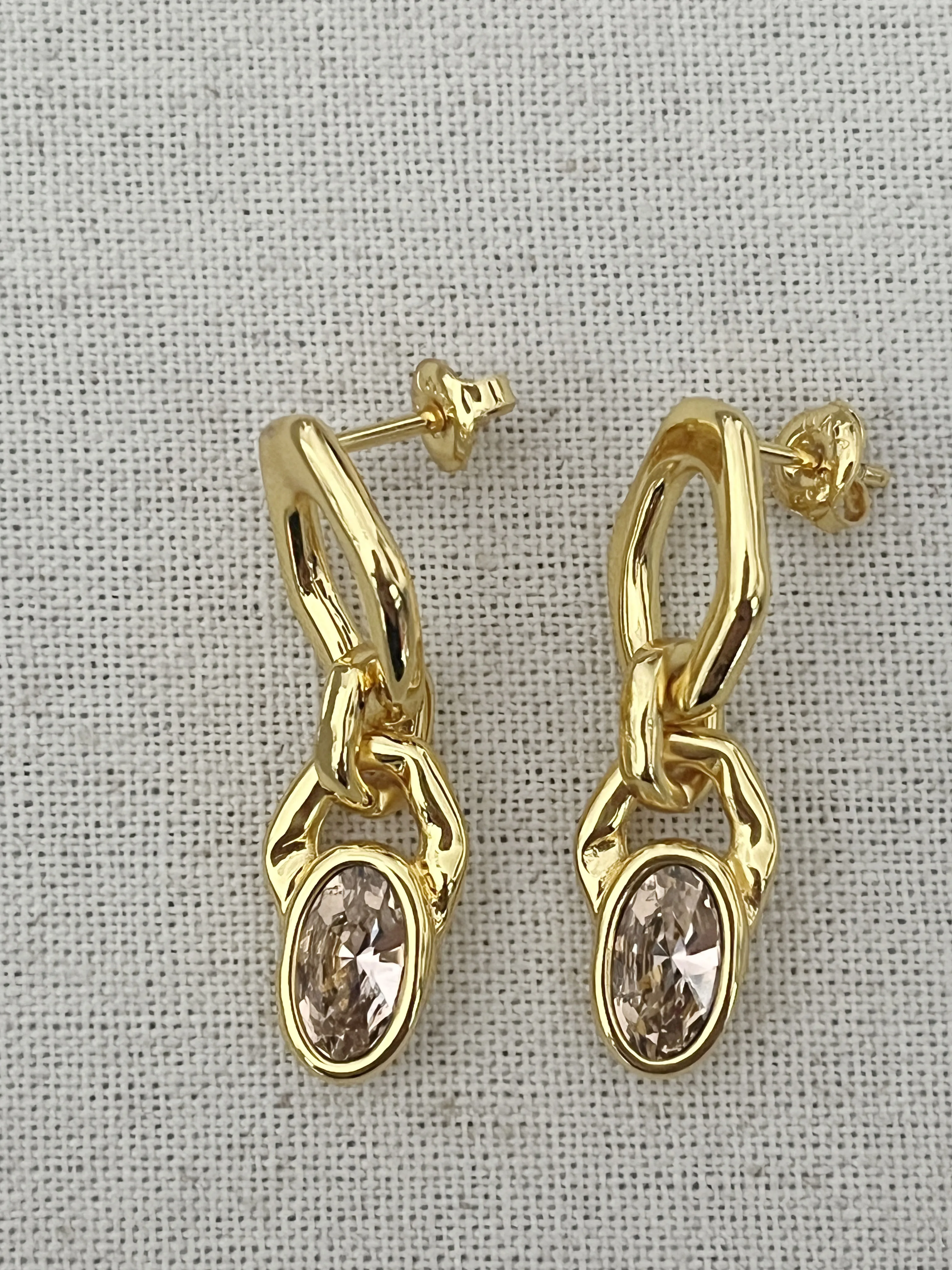 New UNOde50 Shimmer in Style with Sparkling Rhinestone Stud Earrings - A Perfect Marriage of Class and Romance