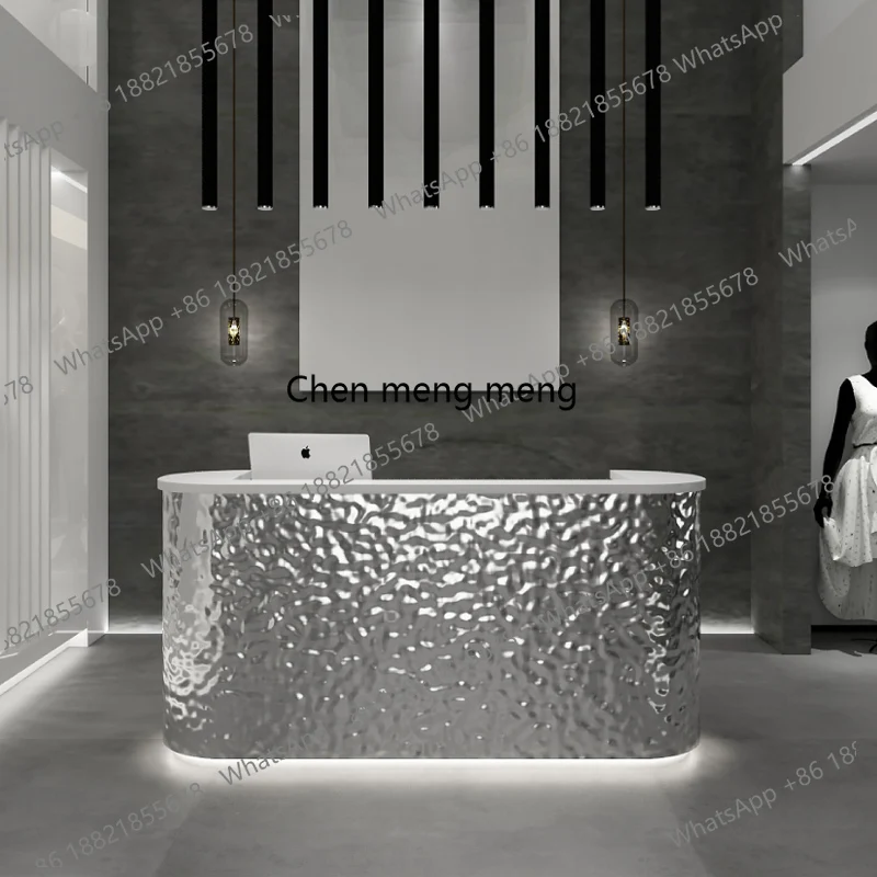 

Барная стойка из нержавеющей стали с водной рябью. Небольшая касса магазина одежды. Простой современный салон красоты. Прием.