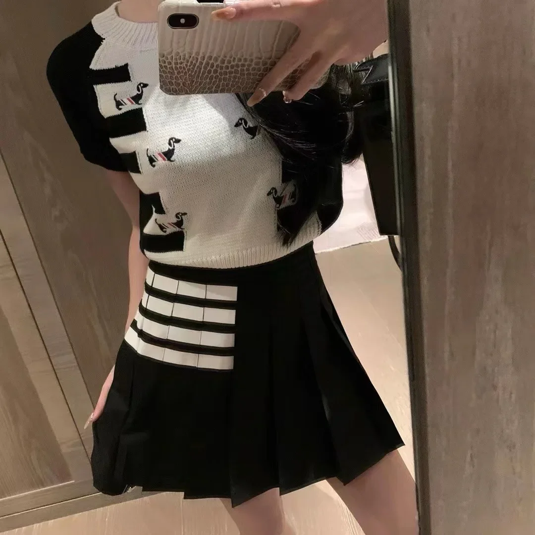 

Academy style age reducing set with playful dog embroidery and color blocking short sleeved knitted T-shirt in Korean style