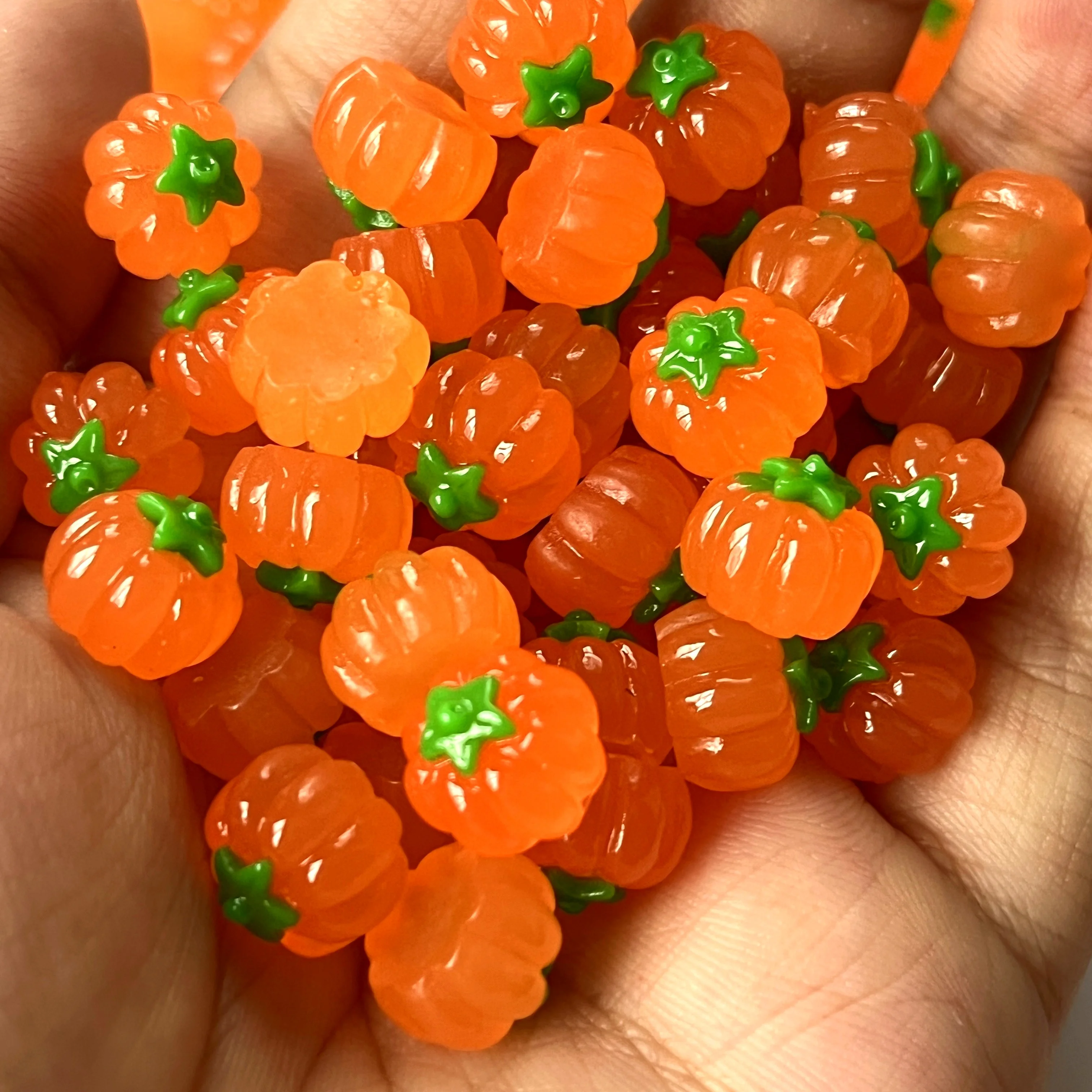 10 mini accesorios de resina de calabaza, adecuados para accesorios de joyería, pendientes y arte de uñas, perfectos para decoración de Halloween