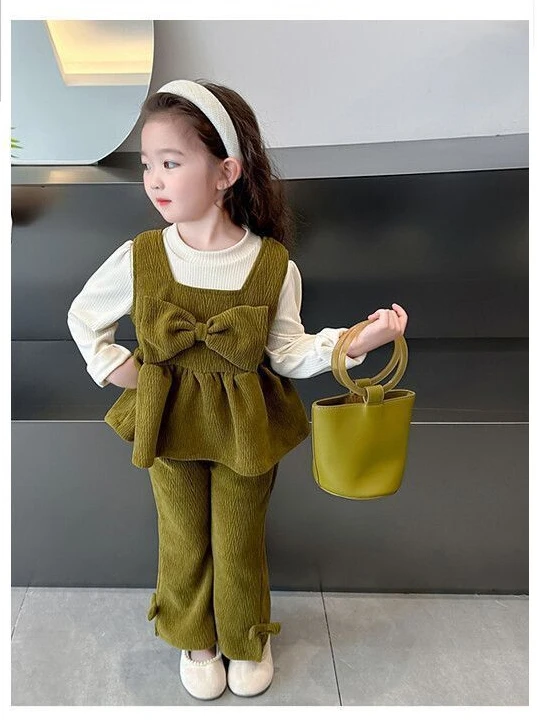 

Осенний милый комплект из топа и брюк с длинным рукавом для девочек 2024 новый корейский модный однотонный детский осенний комплект из трех предметов с бантом