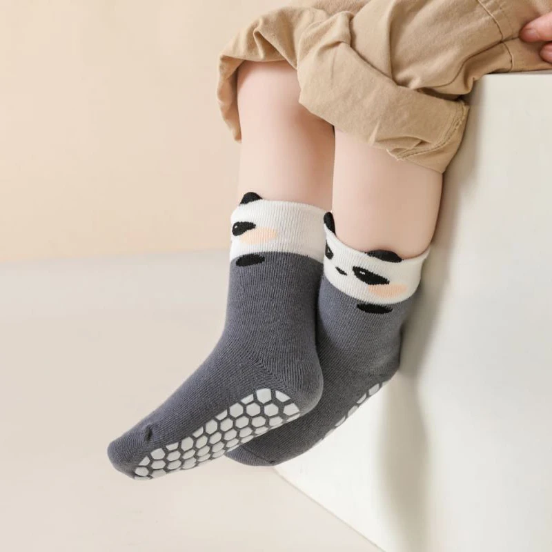 4 أزواج طفل رضيع الكرتون المضادة للانزلاق نقطة جوارب يمكن السير بها على الأرض الباندا نمط منتصف العجل المشي الجوارب للبنين والبنات