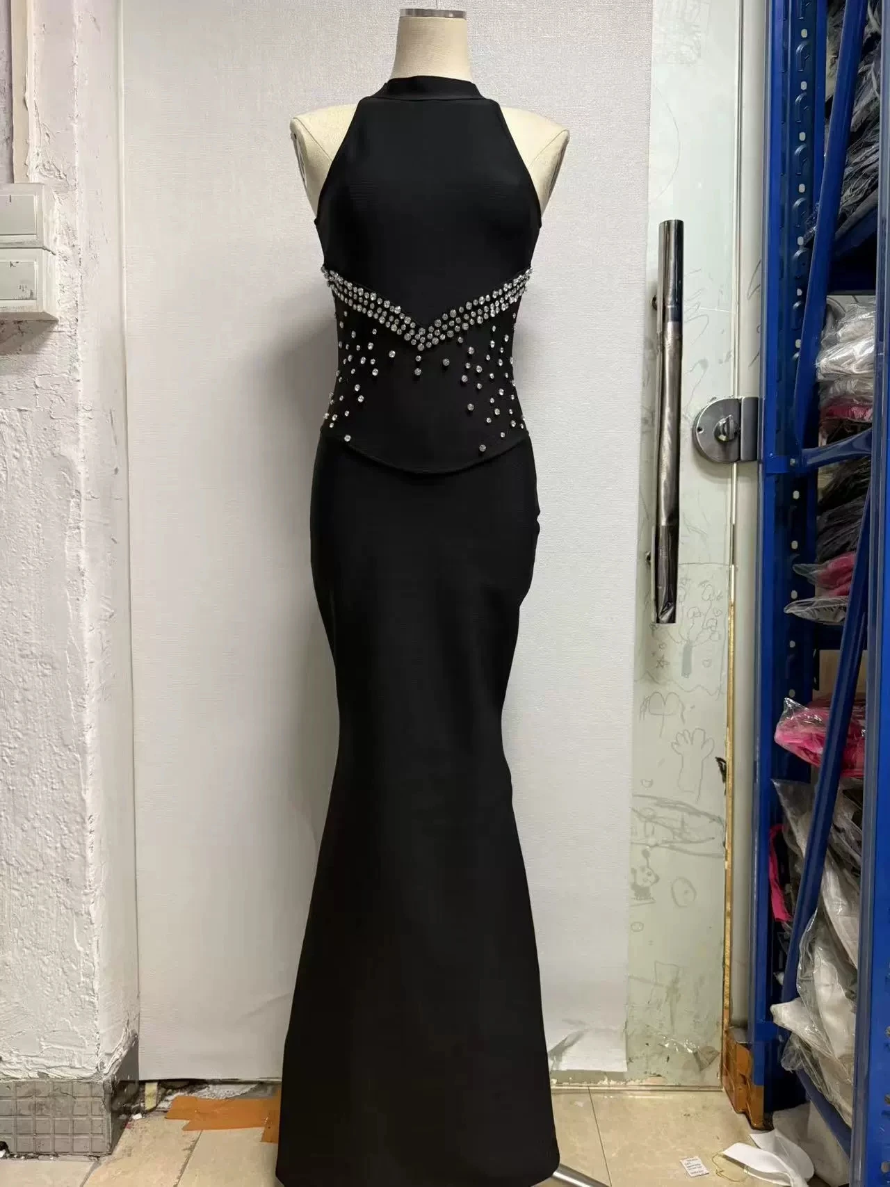 2025 Neues schwarzes, perlenbesetztes, ärmelloses Fischschwanz-Slim-Fit-langes Bandagekleid – GZXX 1065