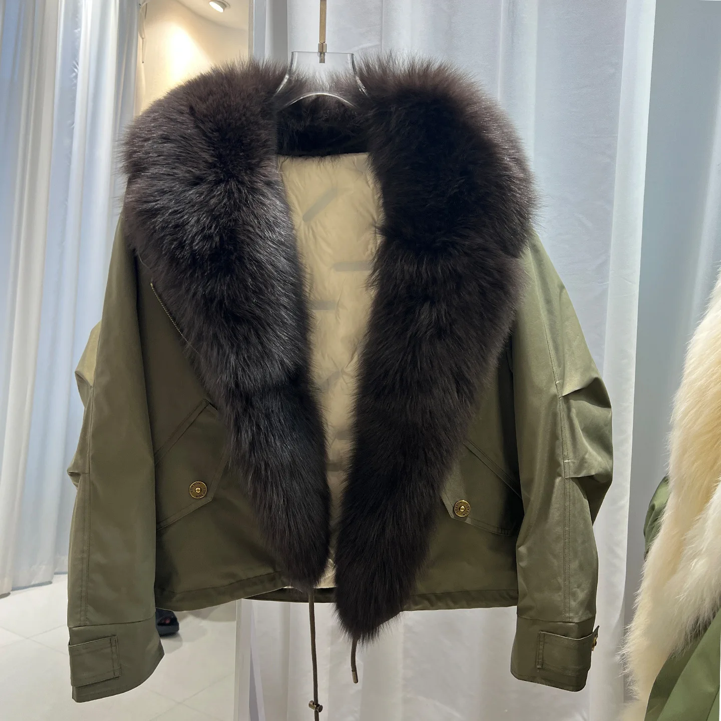 

Новая зимняя женская короткая куртка-парка, белое пальто-пуховик на утином пуху, модное свободное пальто со съемным воротником из лисьего меха, уличная