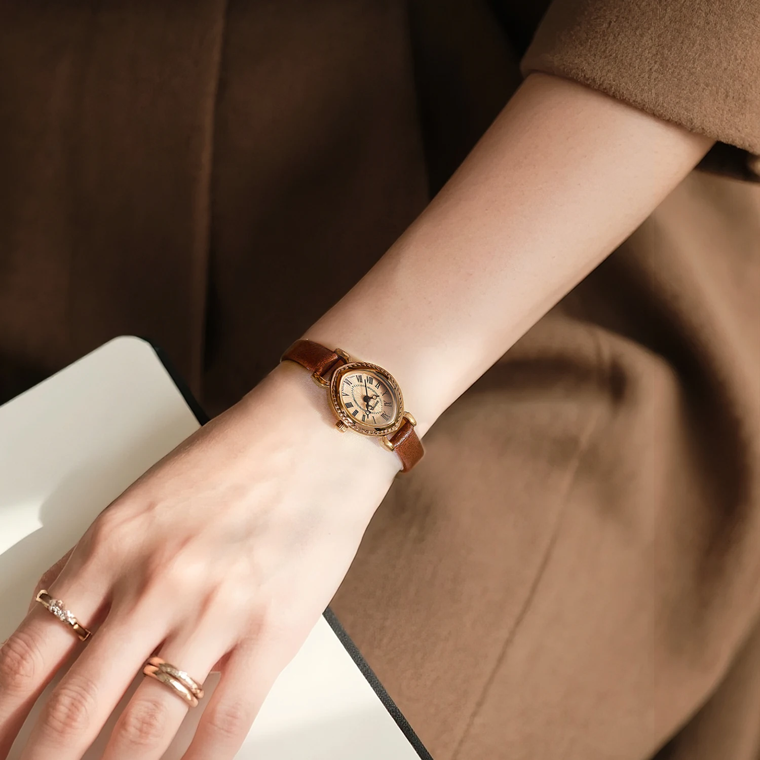 ساعة كلاسيكية أنيقة من Lucky Goddess بمينا صغير وحزام جلدي كوارتز مقاومة للماء للنساء، ساعة للنساء