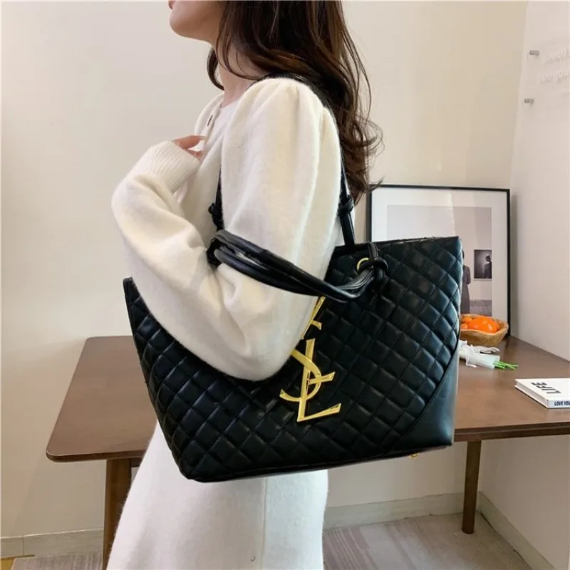 

Простая сумка через плечо для зрелых дам, нейтральные цвета, регулируемый ремень, практичная для ежедневных вещей и кофейных встреч