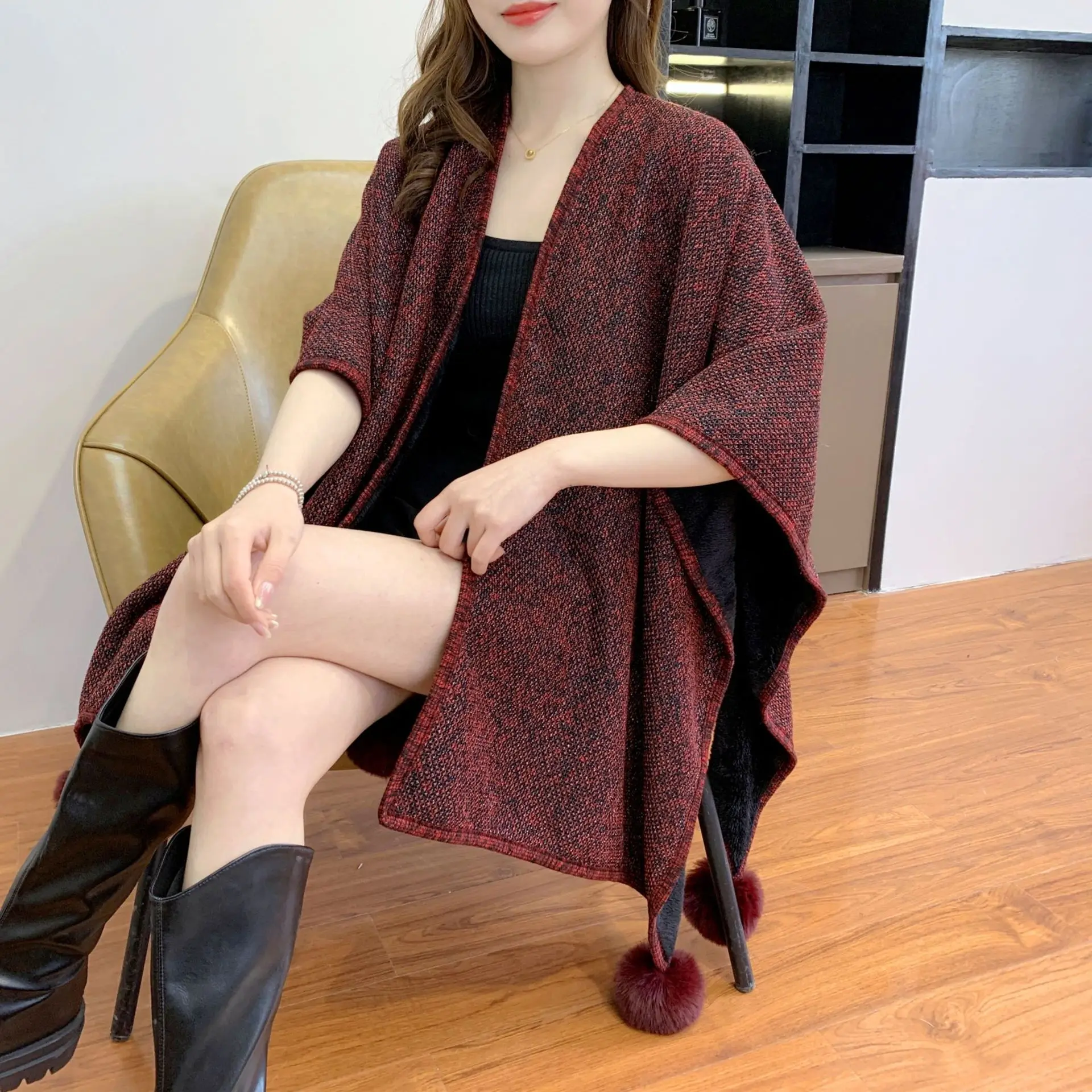 2025 Poncho da donna Autunno/Inverno Nuova collezione Tinta unita Moda Cappotto versatile con mantello termico decorativo