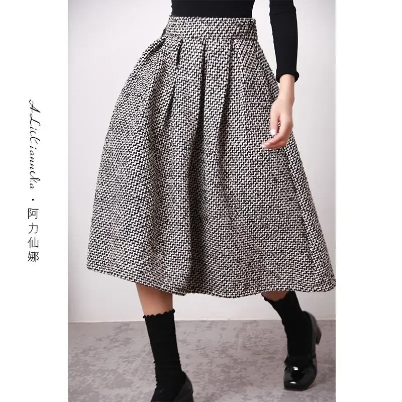 2024 black and white diagonal striped woolen skirt, fashionable and simple, fluffy umbrella skirt, winter with thickened velvet