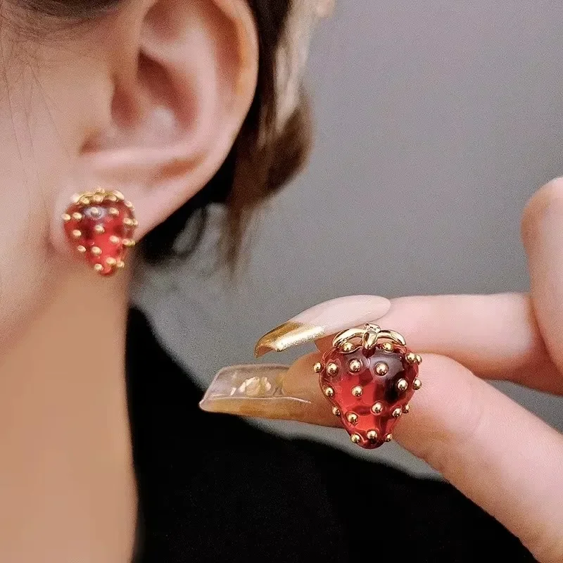 Anting Kalung Wanita Baru Trendi Temperamen Stroberi Gaya Musim Gugur dan Musim Dingin Desain Gaya Wanita Elegan Ceruk Kelas Atas