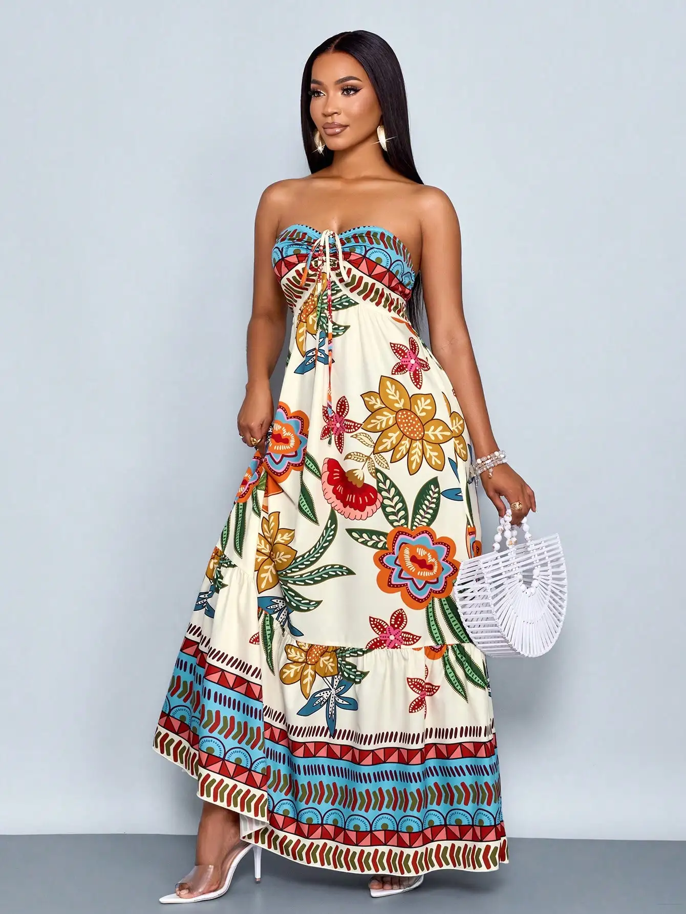 

Женское макси-платье без бретелек с цветочным принтом, вырезом халтер и струящейся юбкой