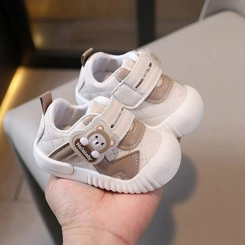 أحذية أطفال 2025 من عمر 0 إلى 12 شهرًا، أحذية رياضية كرتونية من الجلد للجنسين للمشايات الأولى ونعل ناعم ومضادة للانزلاق للرضع