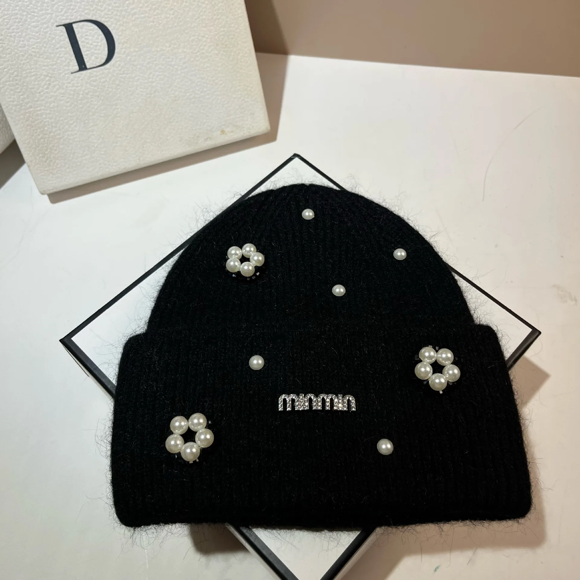 2026 جديد دقيقة نسخة الصناعة الثقيلة اللؤلؤ زهرة الصوف قبعة المرأة الشتاء الشمال الدافئة أرنب الشعر مزدوجة أضعاف حافة قبعات منسوجة