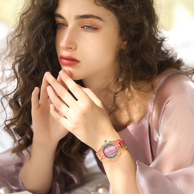 لون الخيزران خشبية ساعات للنساء موضة مضيئة كوارتز ساعة اليد للطي مشبك حزام ساعة عادية