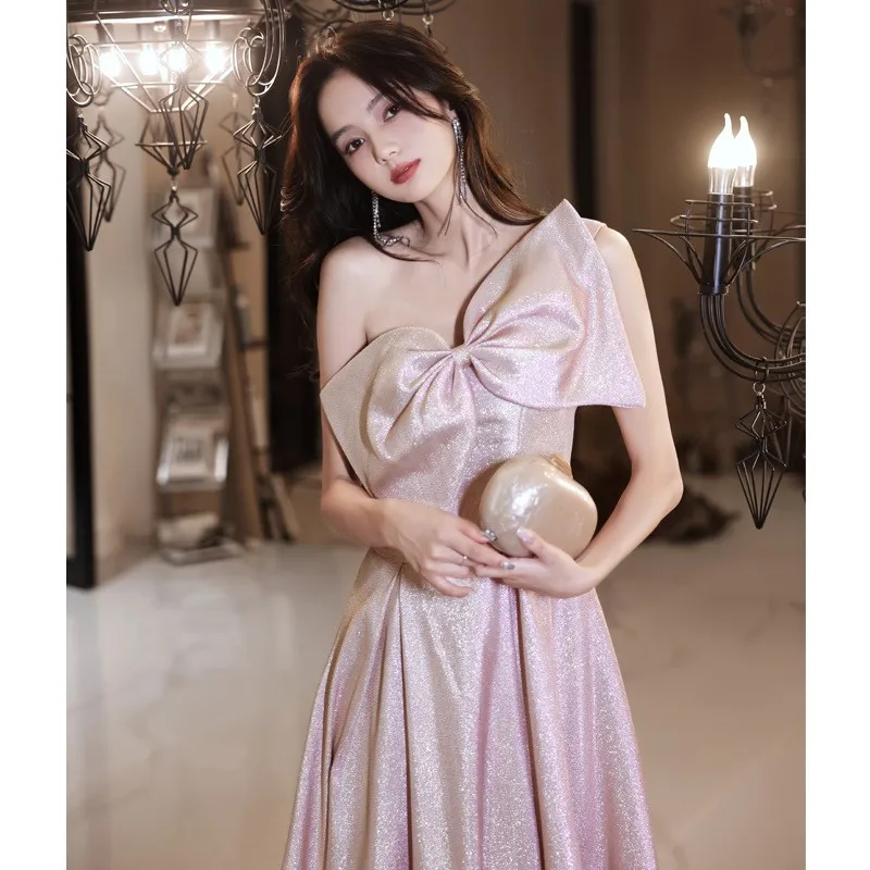 

A new long pink single-shoulder dress for elegant banquets and grand hosts