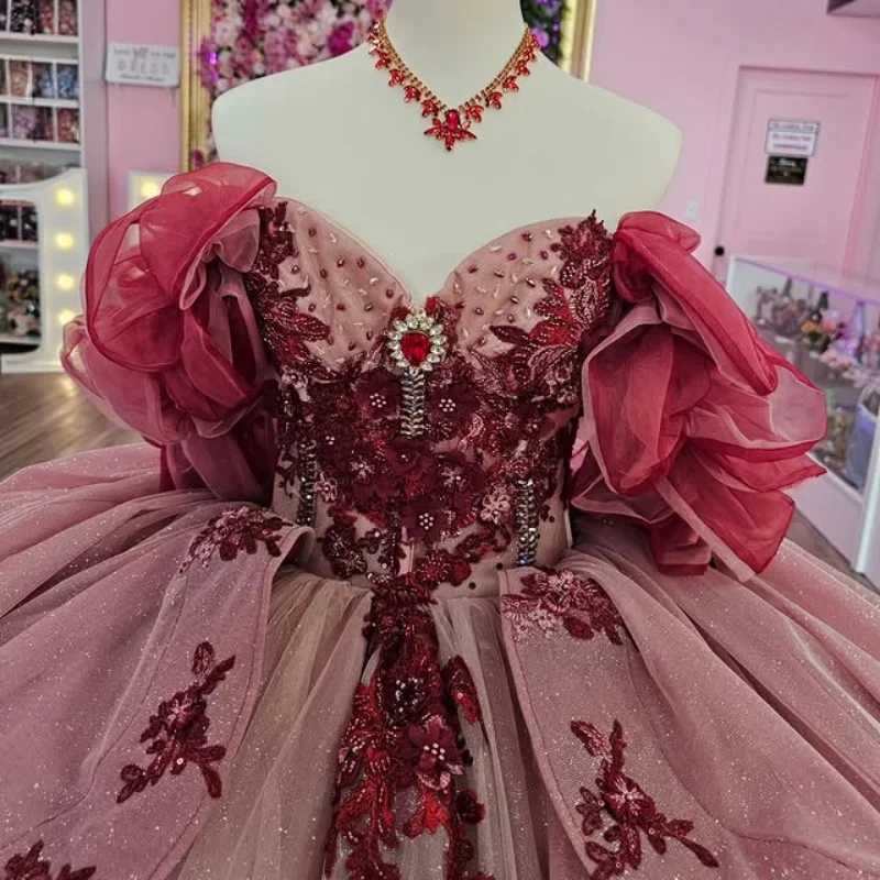 

Блестящие винно-красные платья Quinceanera по индивидуальному заказу с открытыми плечами и аппликацией из кристаллов и блесток, многослойное платье Vestido De 15, Quinceanera