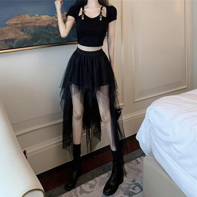 

Женский комплект в дерзком стиле: топ с вырезами и асимметричная юбка с тюлевым оверлеем. Элегантный шикарный образ для весны-лета 2026.