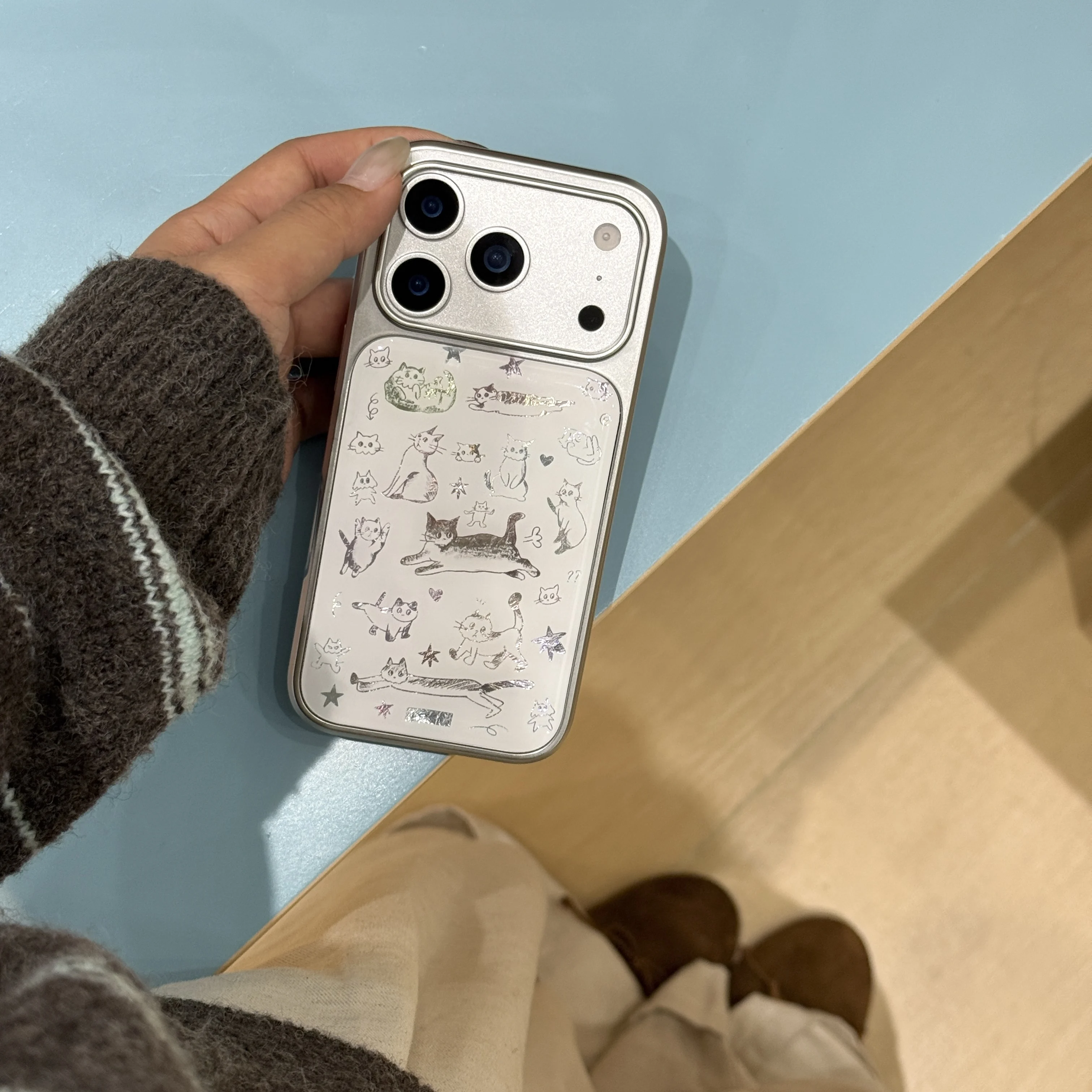 전기도금된 손그림 고양이와 푹신한 장식이 있는 귀엽고 사랑스러운 아이폰 17 16 15 14 11 12 13 프로 맥스 플러스 백 커버