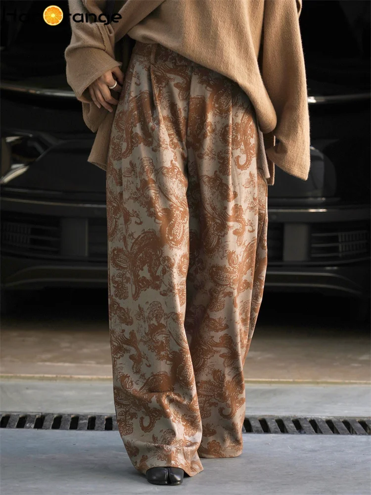 HanOrange 2025 Autunno/Inverno Moda Rilassamento Gamba Larga Pantaloni Stampati Donna Design Ciondolo Pantaloni Casual Marrone Caffè
