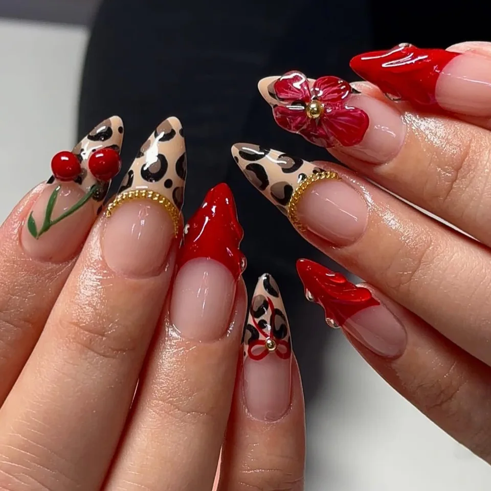 24 Piezas Uñas Postizas Almendra Estampado Leopardo con Mini Flor Acrílicas Retro Dulces Cool Francesas 3