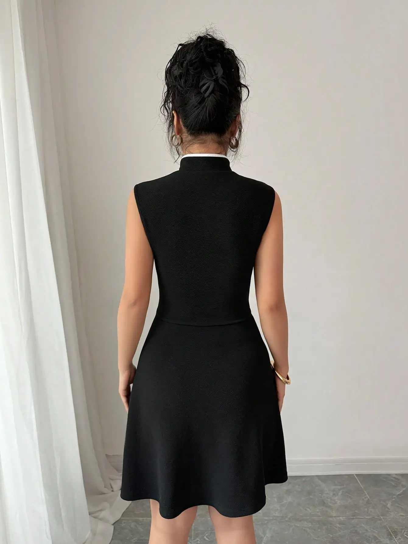 เดรสคอจีนสีสันตัดกันสำหรับผู้หญิง พร้อมกระดุมลายดอกไม้ เดรสทรงเอแบบไม่มีแขน ความยาวมินิ