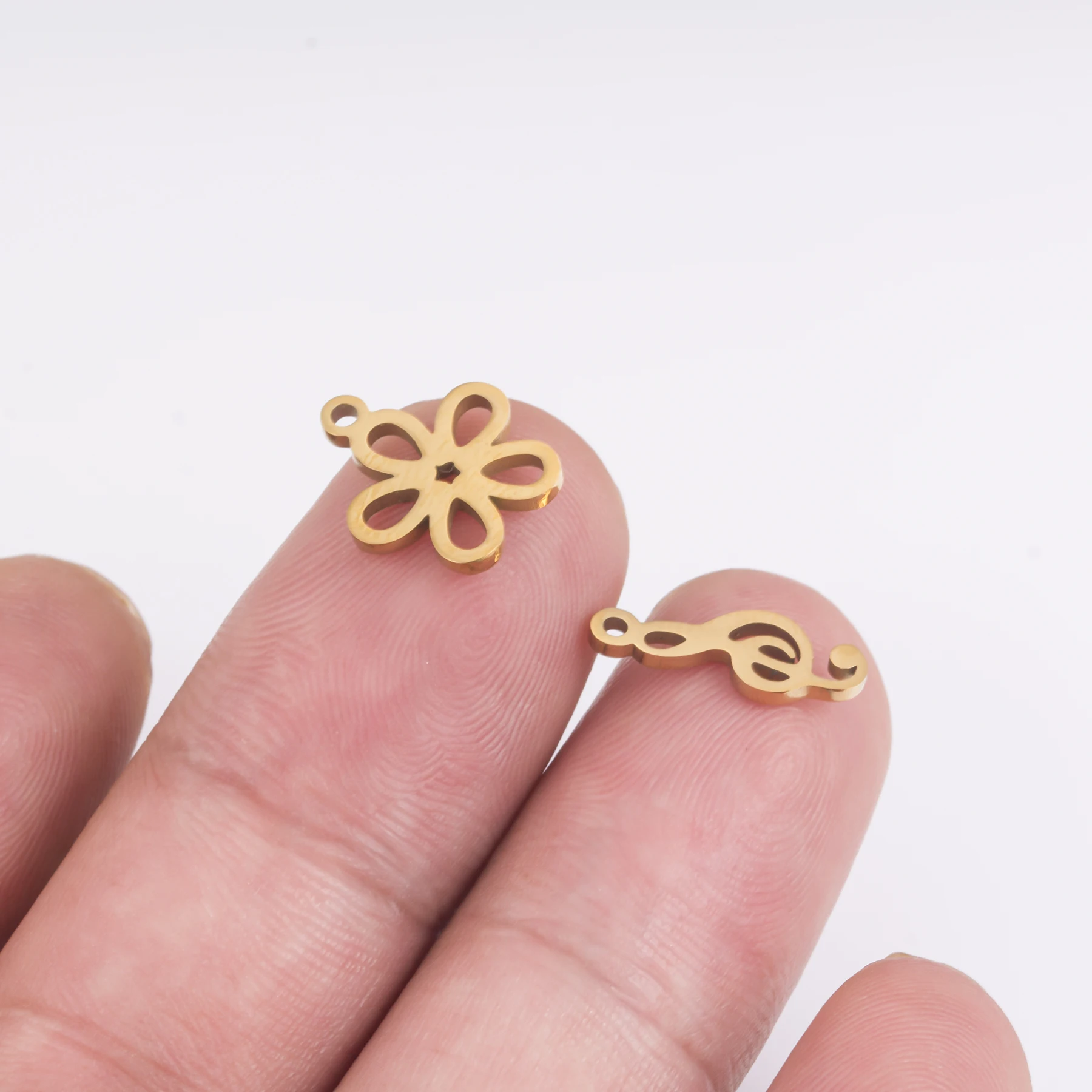 6 Stück/Set Edelstahl Mini Spiegelpolierte Anhänger in Form von Schneeflocke, Delfin, Krone, Stern und Schmetterling für DIY-Schmuckherstellung Zubehör – Detail 8