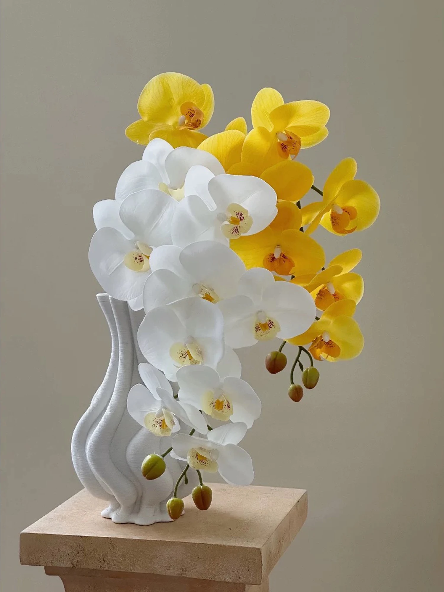 لمسة حقيقية زهور الأوركيد الاصطناعية 9 رؤساء الأبيض فالاينوبسيس طويل الجذعية الأصفر فو بساتين الفاكهة للمنزل الزفاف محور ديكور
