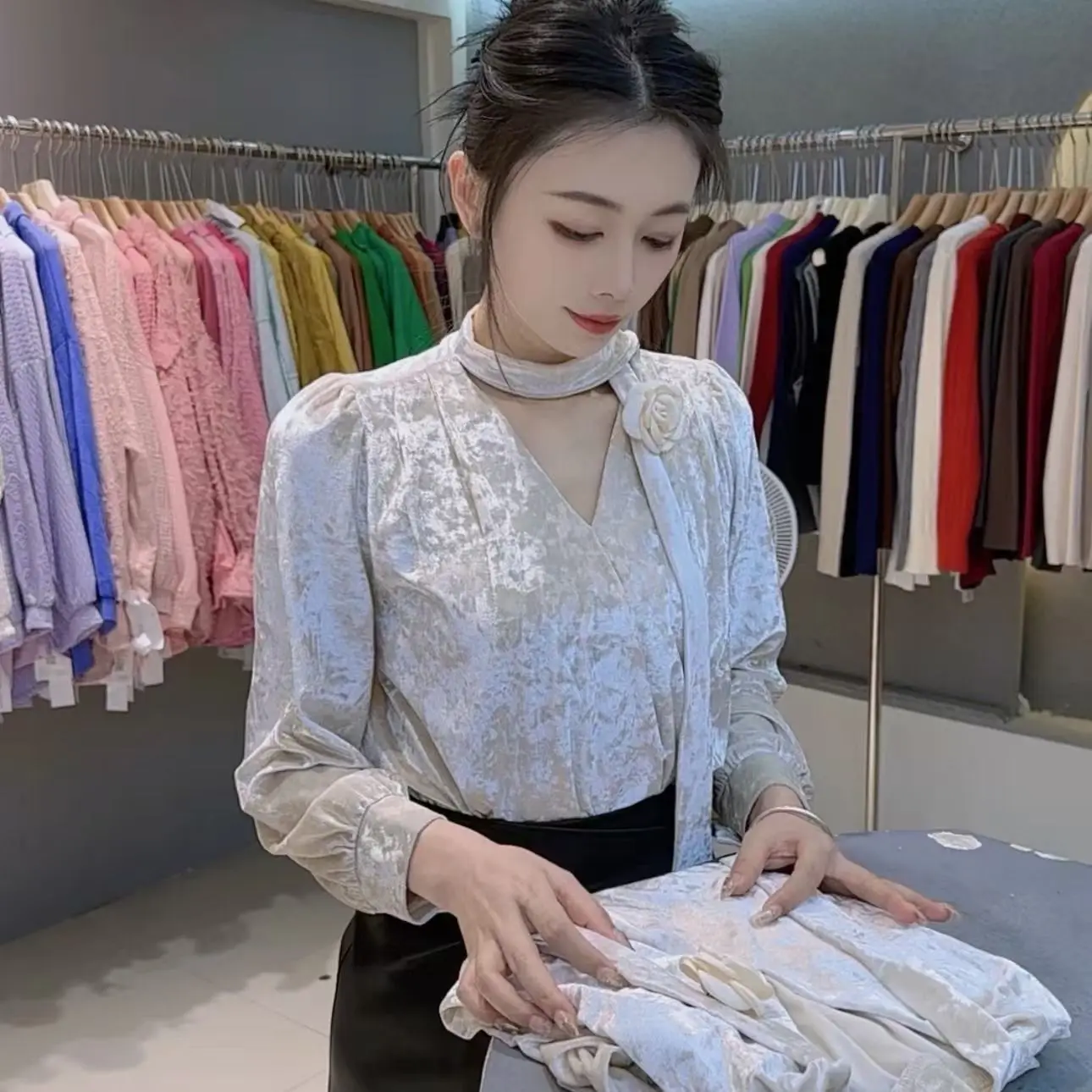 French Rose Chest Flower Ribbon Long Sleeved Shirt for Women in Autumn with High-end Design and V-neck Top for Women Shirts