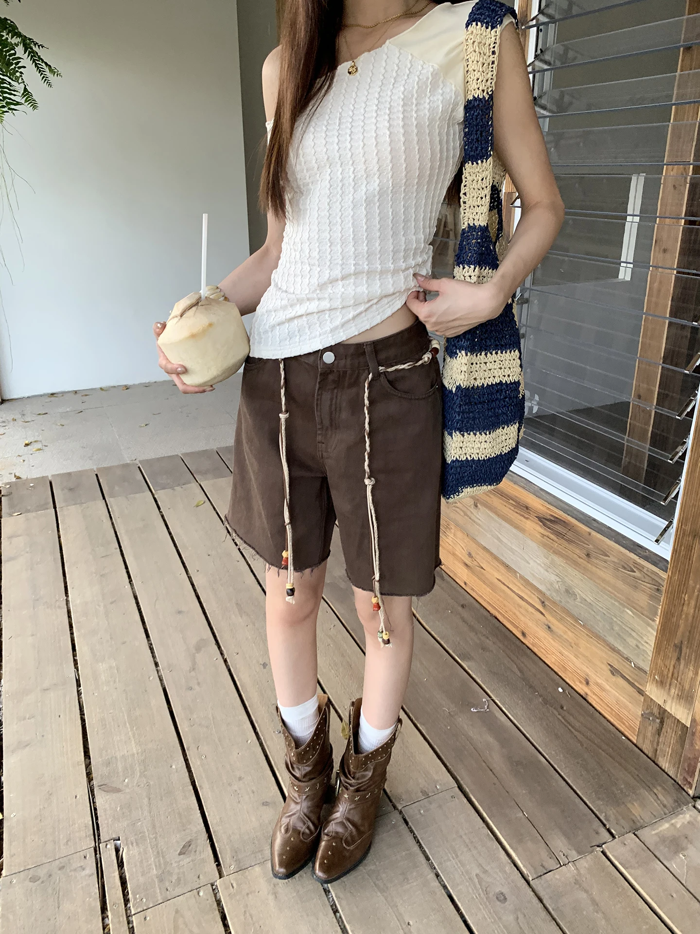 

Женские джинсовые шорты с низкой талией, лето 2026, новый стиль, суперпопулярные, цвет кофе, американский стиль, прямые штанины, хлопок