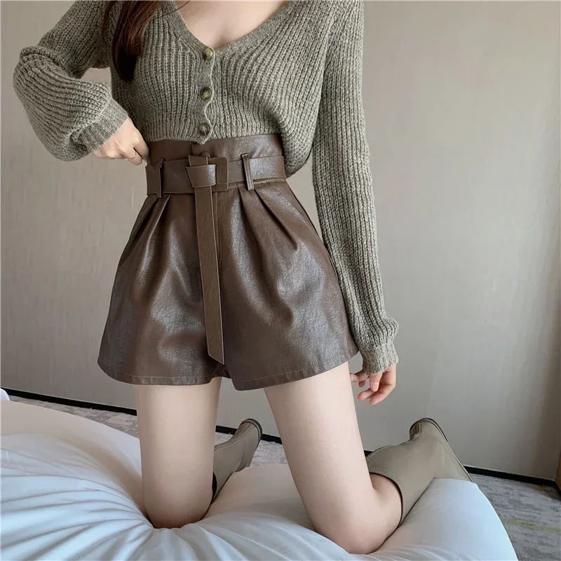 Pantaloni da donna Pantaloncini estivi Coreano 2025 Pantaloncini da gamba alla moda a vita alta Pantaloni femminili casual in pelle Pu