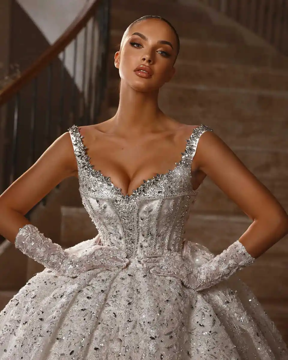 فساتين زفاف رائعة على شكل كرة حزام سباغيتي على شكل حرف v الماس دانتيل زي العرائس ذيل محكمة Vestidos De Novia مخصص