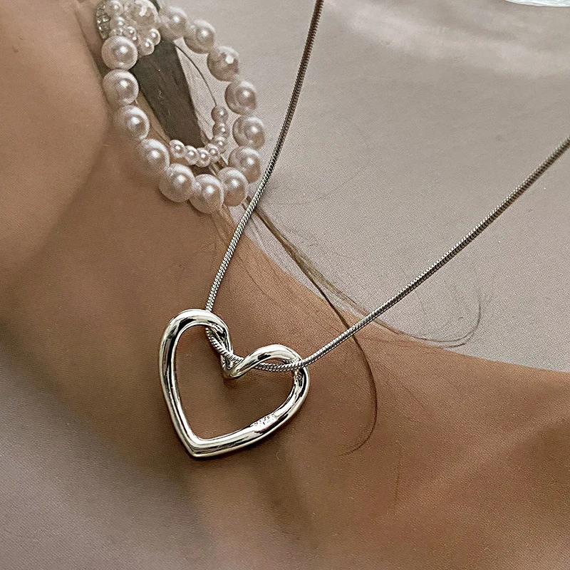 FOXANRY Minimalist Hollow LOVE Heart Necklace for Women Couples New Fashion Creative Geometric Clavicle Chain Party Jewelry Gift