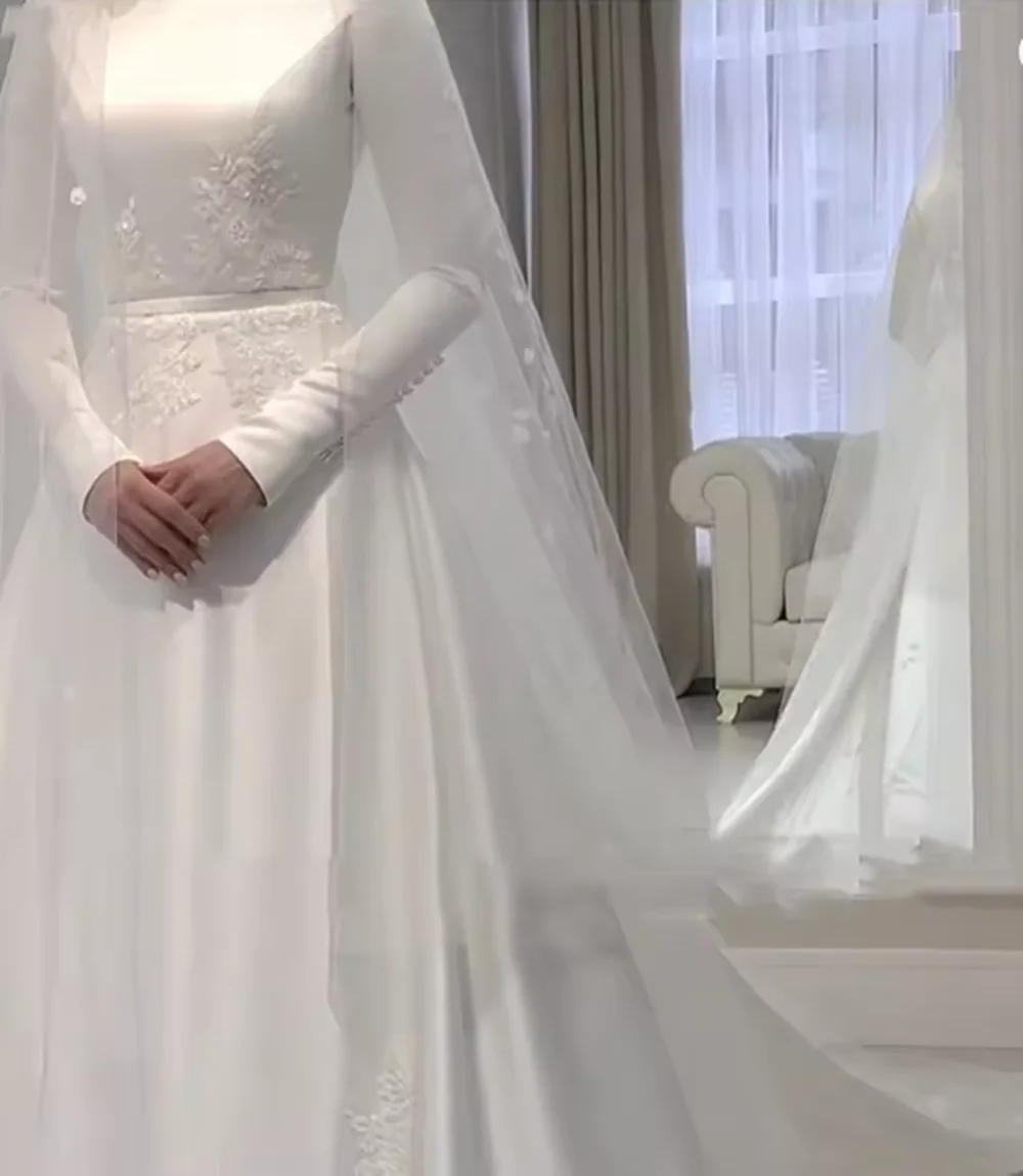 2025年ヴィンテージムスリムウェディングドレス サテン Oネック ボタン レースアップリケ アラビア風サテン Aライン 花嫁 ブライダルガウン ウェディングドレス