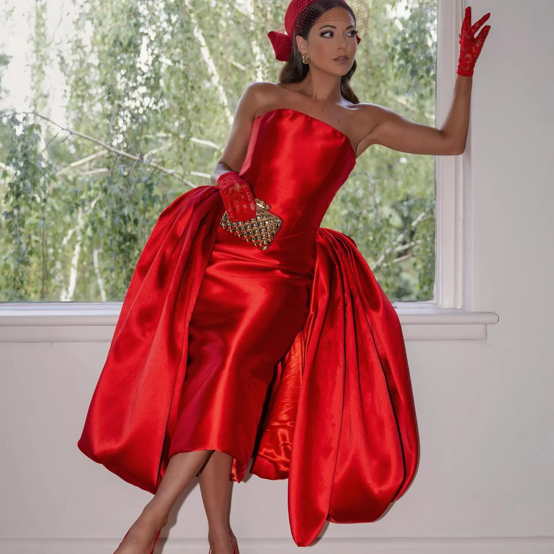 

Винтажное красное атласное платье без бретелек с асимметричной юбкой на шнуровке сзади — голливудское гламурное вечернее платье, стиль 50-х годов в стиле ретро