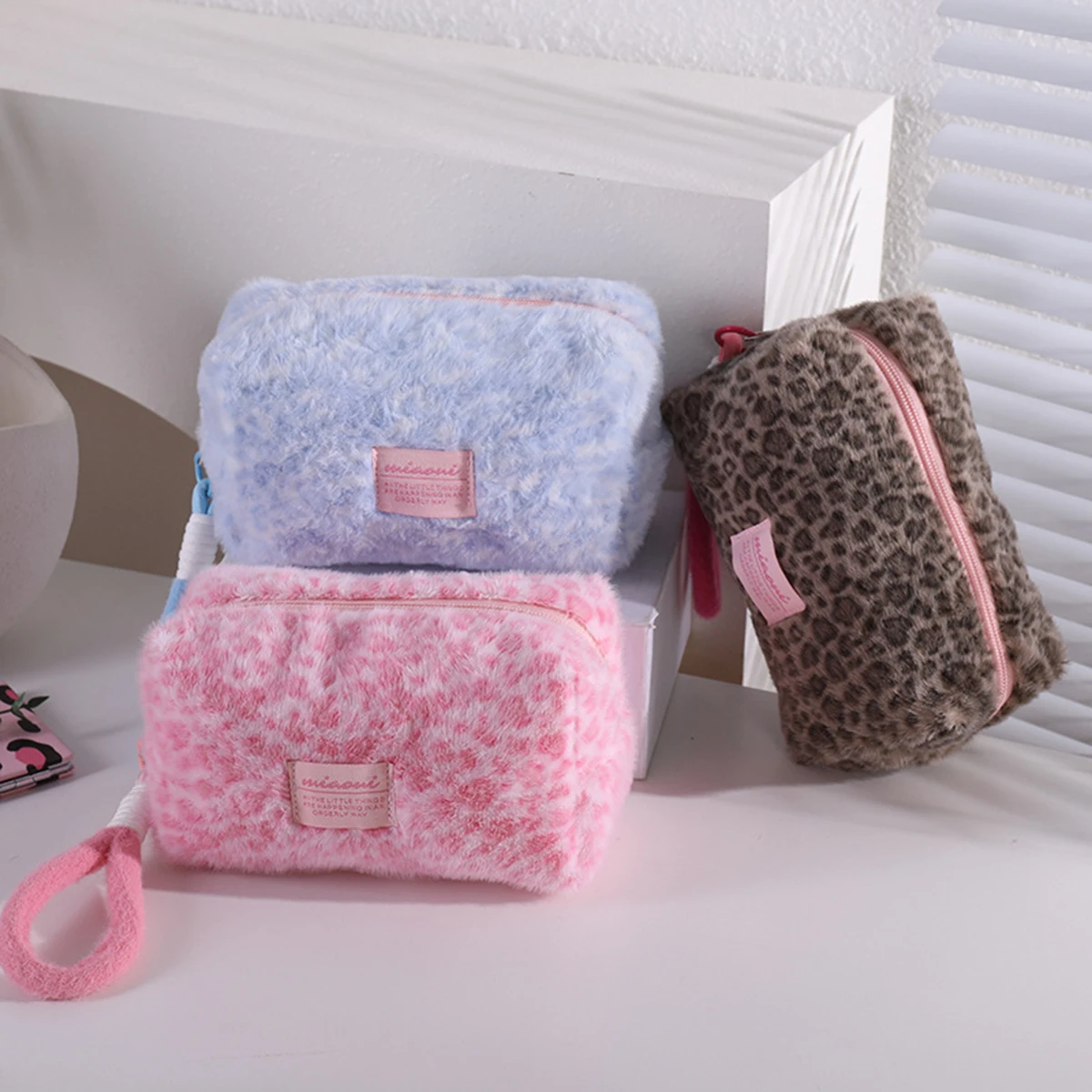 Trousse à crayons douce et portable à imprimé léopard et motif cœur, rangement pour fournitures de bureau, fournitures scolaires et cadeaux DIY
