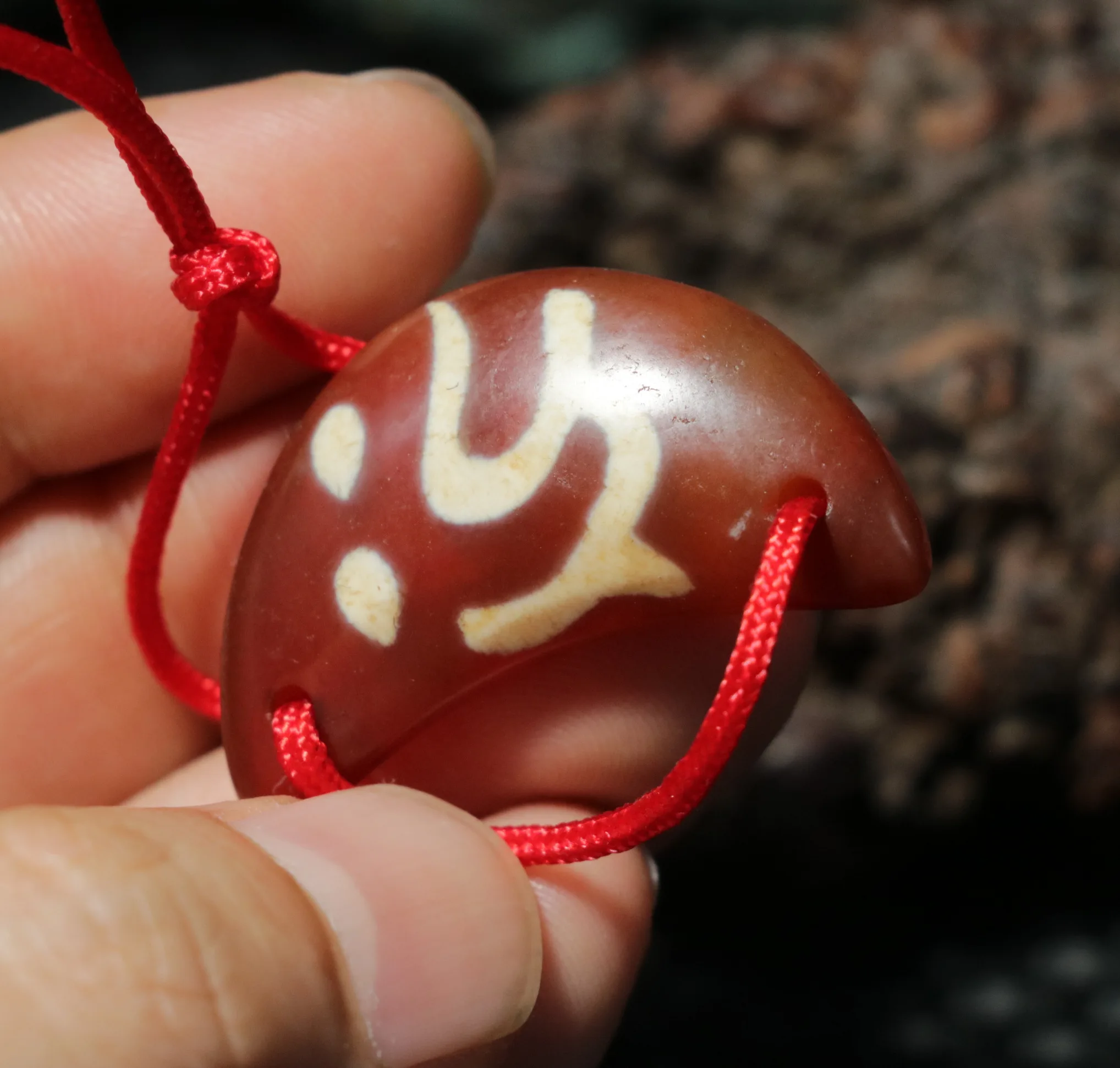 

Magic Power Energy Tibetan Old Agate OM Word New Moon Shape Totem dZi Bead Pendant Amulet Gemstone Jewelry