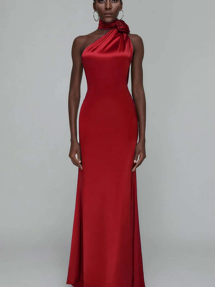 Robes de soirée élégantes en satin rouge à épaules dénudées avec détails roses – Robe de soirée formelle de luxe sans manches à col licou