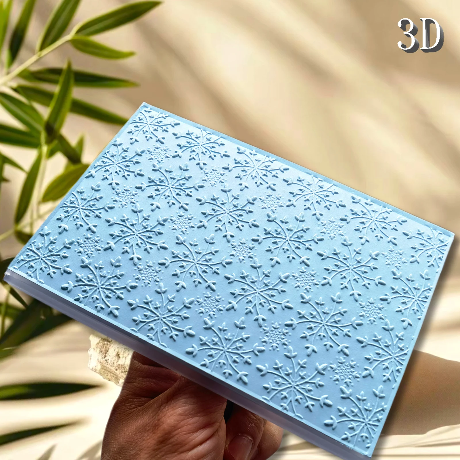 Ein Satz eleganter Ordner mit Schneeflocken-Dekormuster und Prägung, Hintergrund mit 3D-Texturmuster, Kunststoff-Handschablone, verwendet für