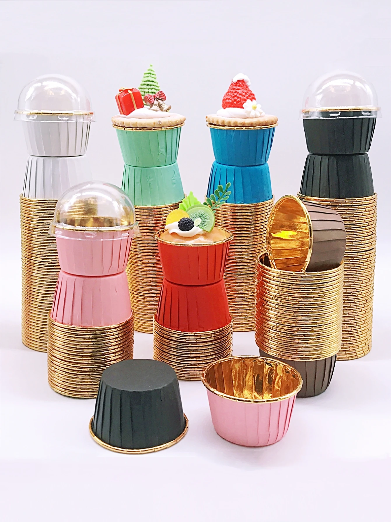 Juego de 50 vasos de papel desechables para magdalenas con tapas, vasos para muffins desechables, revestimientos para magdalenas brillantes resistentes al calor, tazas para hornear